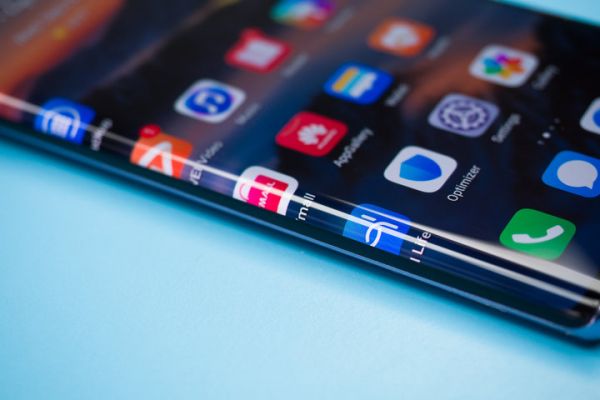 曲面屏手机,为何让人又爱又恨?