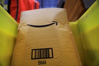 亚马逊仓库工担忧工作场所染病风险高，要求加补贴