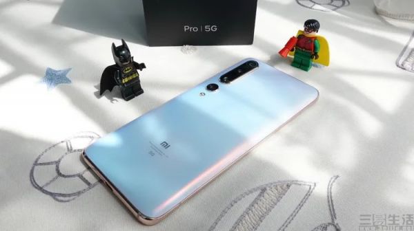 关注5G手机性能之前,我们有必要先来谈谈屏幕