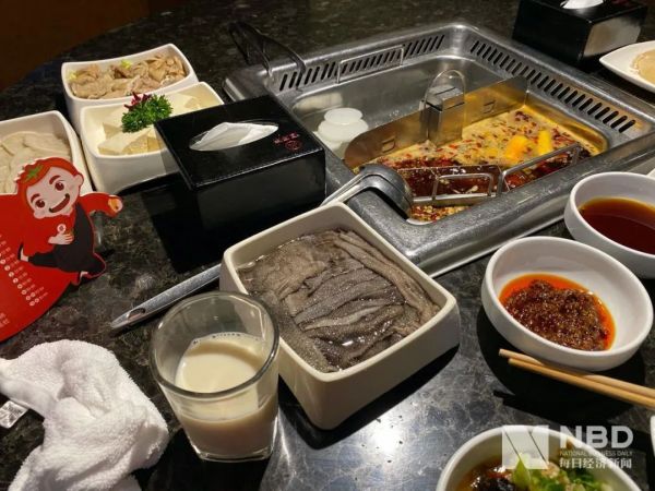 一片土豆1.5元,一碗米饭7元钱?海底捞回应涨价