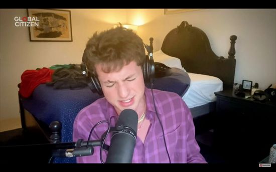 断眉哥像临时被抓来开Zoom会议的我们