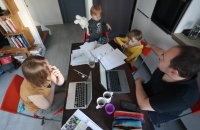 有孩子的硅谷员工抱怨在家办公太累，科技巨头咋办