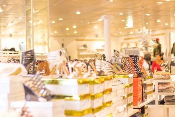 无法穿越疫情的奢侈品代购:从月入几十万,到卖面膜玉米螺狮粉