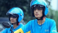 摩托车头盔突遭疯抢，快递外卖骑手反而很淡定