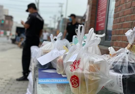 上海杨浦区某购物园区门前的外卖盒饭