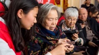 对老年人的数字支持：保护和偏见只在一墙之隔