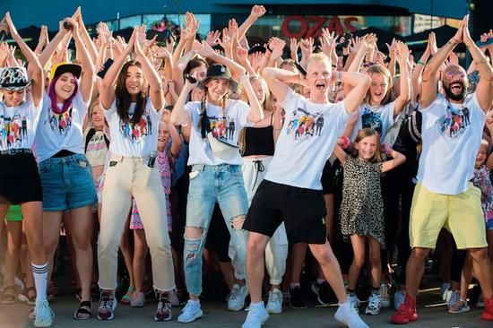 8月10日，人们在立陶宛首都维尔纽斯参加大型抖音海外版(TikTok)视频拍摄和粉丝互动活动