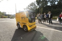 美团首家AI智慧门店落地北京首钢园区 用无人车送货