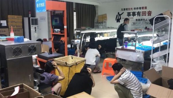 百万粉丝级带货主播卖假奢侈品!直播时被警方带走