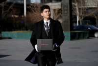 身着西装、戴白手套捧盒子送货，京东京尊达遭调侃