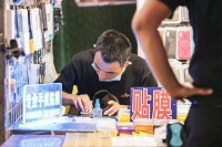 智能手机什么时候才能告别戴套贴膜？