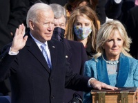 【虎嗅早报】78岁拜登正式宣誓就任美国第46任总统；国家卫健委：持核酸检测阴性证明返乡从1月28日春运开始后实施，持证明返乡后不需要隔离