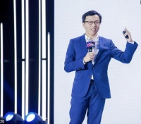 这家AI独角兽终于意识到，自己必须做“配角”