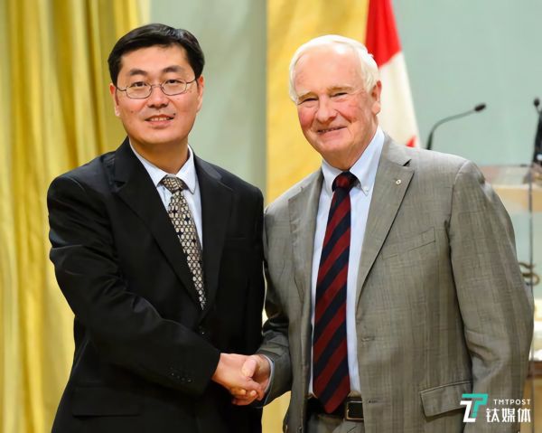 刘江川教授(左)与时任加拿大总督(右)合影
