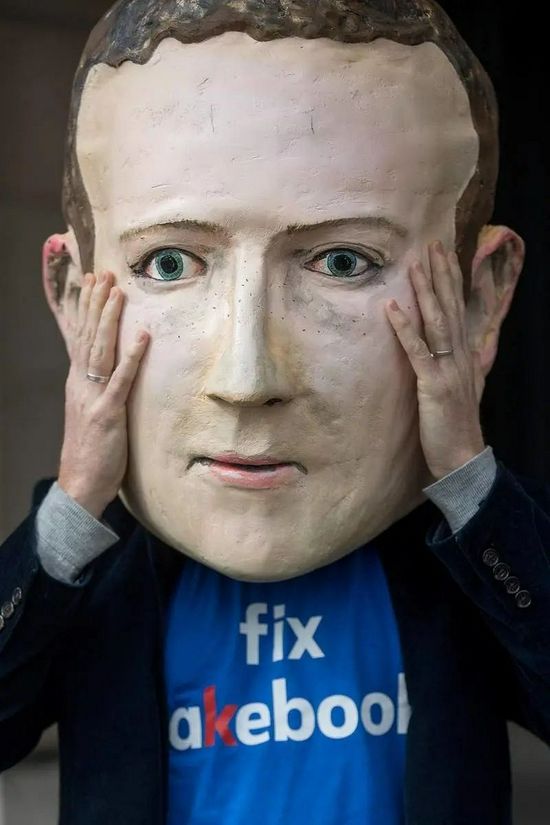 伦敦，民众戴着扎克伯格面具抗议用户信息遭泄露