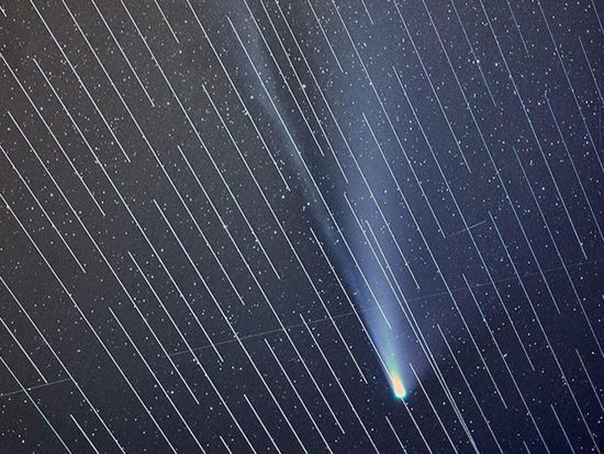 星链星座对天文观测的干扰 | 图片来源：互联网