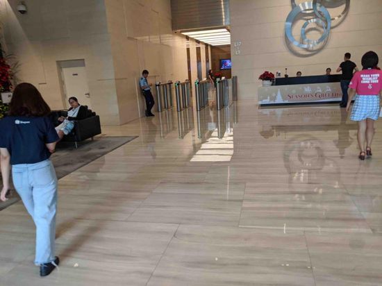 越南胡志明，左为 Shopee员工，右为Lazada员工