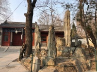 在北京，年轻人涌向雍和宫，中年人偷偷去白云观