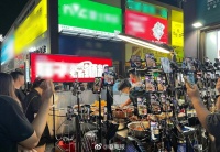 夫妻边直播边摆摊，日入9千引热议……