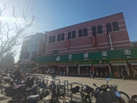 每天中午12点，他们带着保温杯走进舞厅