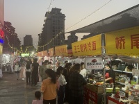 燃起烟火气，年轻人练摊“激活”夜市