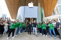 苹果首家印度零售店开业，库克亲自主持