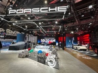 今年上海车展，馆里都是外国人