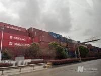 外贸一线从业者，有人转行开网约车，有人感受着回暖生机