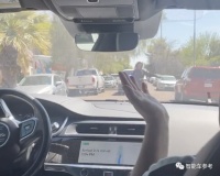 1400万在线围观，一辆无人出租车和交警杠上了