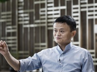 两个把公司卖给阿里的大佬，张旭豪去当高管，何小鹏却砸百亿创业