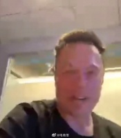 马斯克也开始玩直播了，但画面十分模糊……