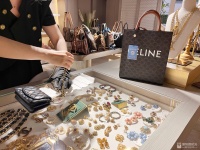 在二手奢侈品店，看见工薪女孩的欲望挣扎