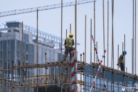 他们在深圳房价10万/平的地方，卖10元工地快餐