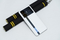 真我GT Neo5 SE 圣白幻影真机图赏：熊猫色的搭配很合我胃口……