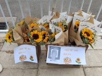 我在高考考点卖花，净亏150元