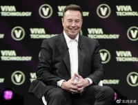 马斯克37岁前妻给前夫当观众，坐超模前婆婆身边，肤白貌美很惹眼