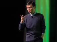 55岁赚几千亿后退休，如今去日本当老师，跟泰国首富儿子看拳赛