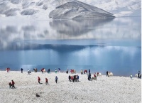 新疆游客爆满，独库公路“堵哭”了