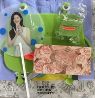 看到了见面会的礼包，里面有一个青蛙的耳机套和平板壳……