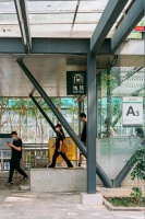 为了省钱，他们住进市中心的厨浴改造“单间”，月租1000