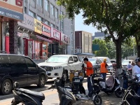 40度高温下的户外工作者：像在桑拿房，一天喝8升水