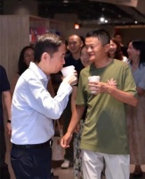 马云现身尼泊尔，在机场没有要求贵宾待遇，礼貌婉拒和中国人合影