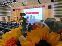 新闻学子在挣扎