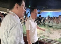 东方甄选的“逃跑计划”，APP开启直播首秀：俞敏洪打头阵，万人围观