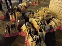 在写字楼里工作二十年后，她睡在了天桥下