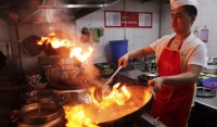 实地探访：扛下42度高温天气的餐饮后厨