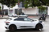 人在做，无人车在看