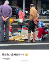 居然有人摆摊卖生鲜电商平台的菜……