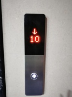 电梯能不能增加一个喊话功能，一直停在那层不动……