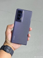 不夸张的说，以前我可能会首选iPhone，因为折叠屏普遍厚重……